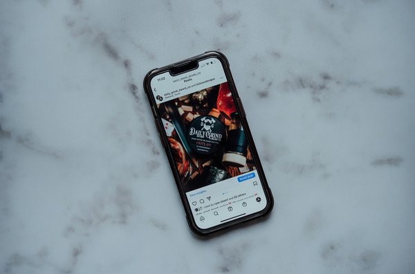 Comment configurer et utiliser les raccourcis Siri pour automatiser des actions quotidiennes sur un iPhone 14 ?
